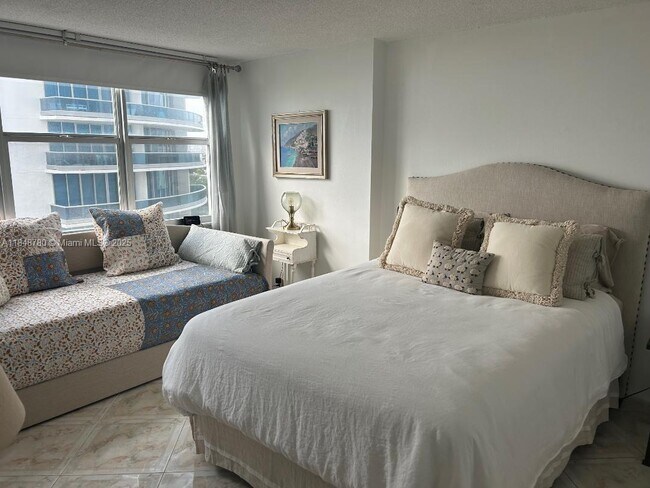 Building Photo - 6039 Collins Ave
