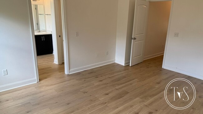 Building Photo - RATE DROP ALERT (was $2600/month) and MOVE IN SPECIAL: $1000 OFF 1ST MONTH'S RENT!**