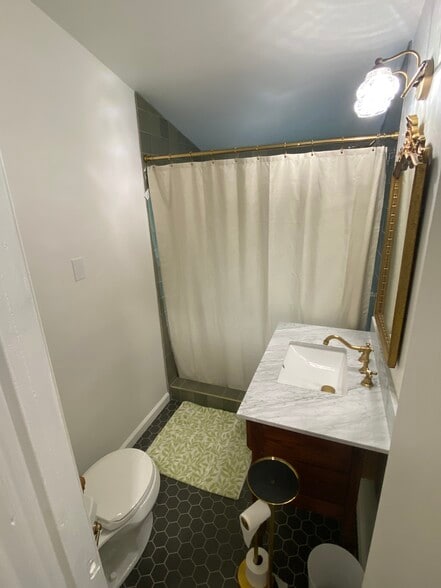 Building Photo - 802 E 26th St