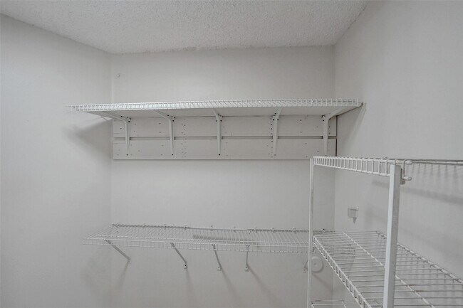 Building Photo - 9999 Summerbreeze Dr