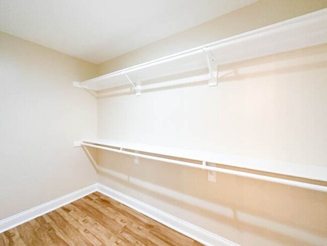 Building Photo - **STUNNING** 8 BEDROOM SOLAR HOME IN GATED...