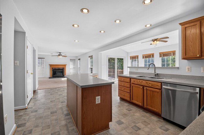 Building Photo - Meticulously maintained & spacious 4 Bd/2 full & 2 half bath home  Home in Dawson's Landing - Pet...
