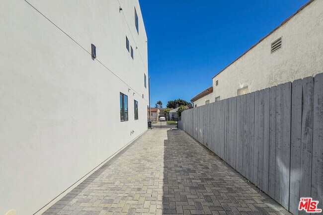 Building Photo - 1923 Carmona Ave