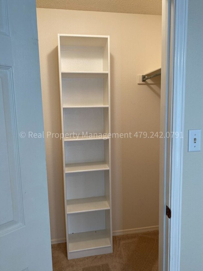 Building Photo - July Move In! Great house!! 3 bed 2 bath 2...