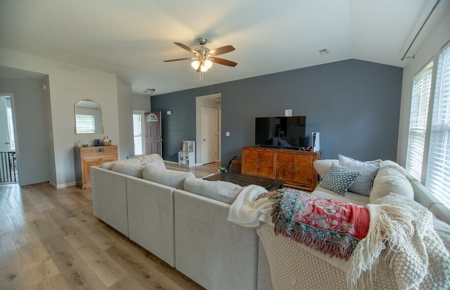 Building Photo - 5104 Opal Dr