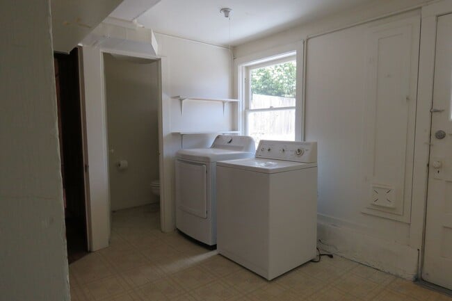 Building Photo - 2 BEDROOM SUNSET HOUSE - PLUS BONUS ROOM