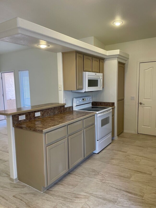 Building Photo - Move in ready, Call for a showing.