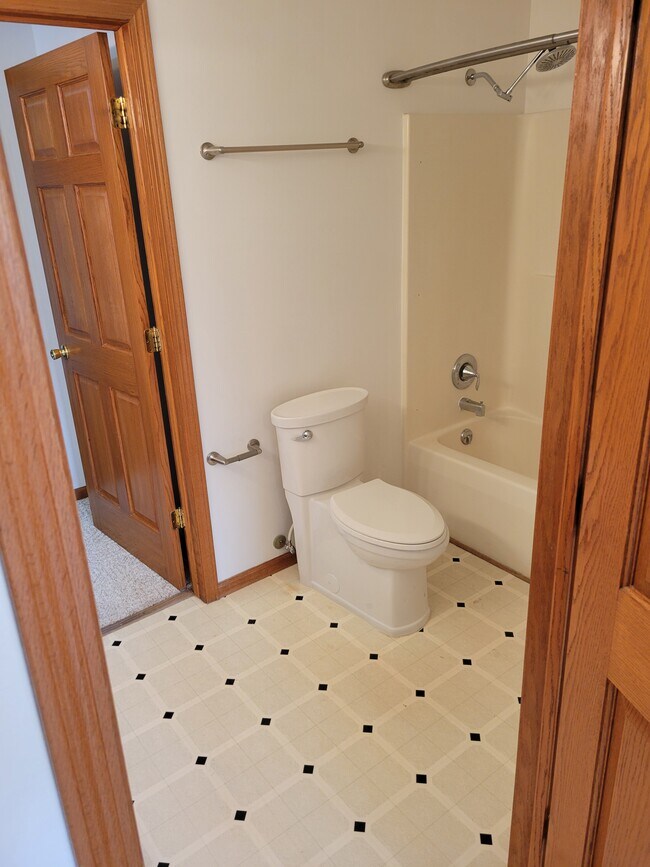 Full bathroom - 153 Jennifer Ln