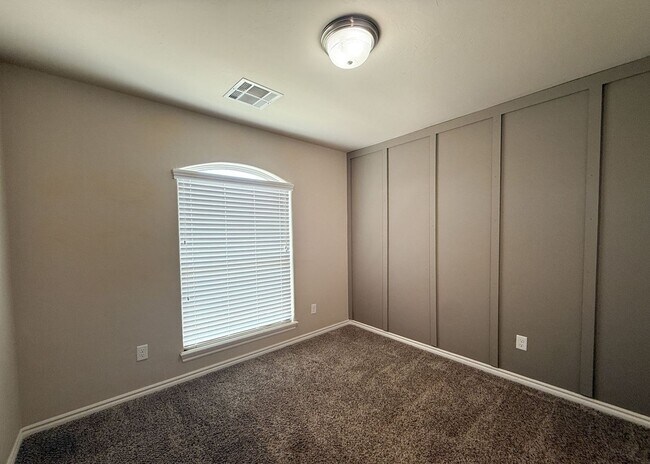Building Photo - Edmond Schools | 3 Bed, 2 Bath | Open Layout & Covered Patio
