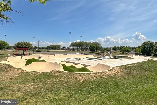 Building Photo - 250 N Mulberry St