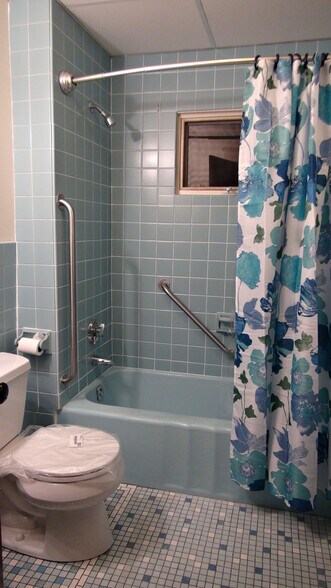 2nd floor full bathroom - 46 Chandler St