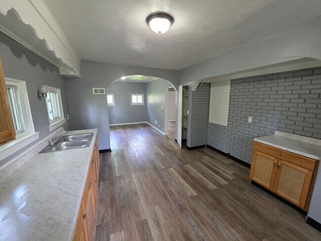 Building Photo - Large Single Family House Available Now 3 to 4 Beds 1.5 Bath over 2000 SQ FT