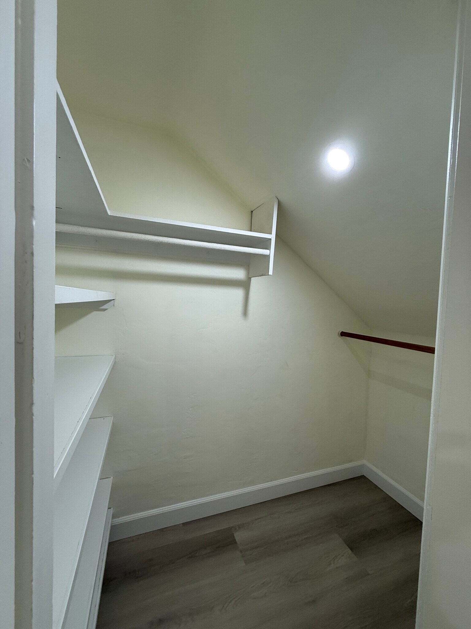 Building Photo - 208 N La Peer Dr