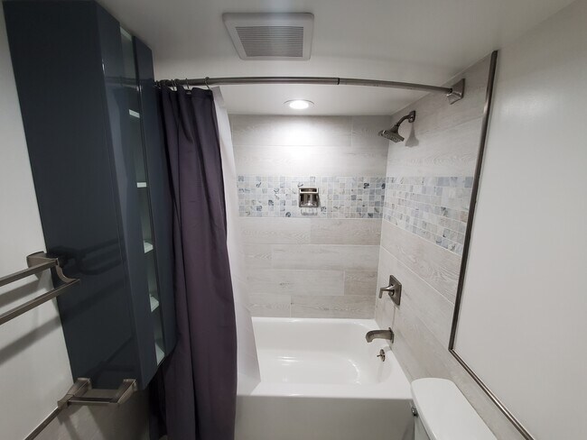 Bathroom - 7 Bancroft St