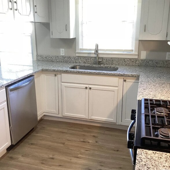 Building Photo - 713 Brewer St