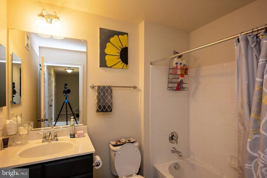 3rd floor - Bathroom - 25239 Laureldale Ter
