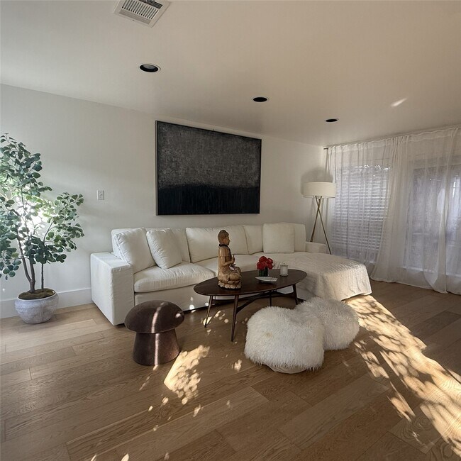 Building Photo - 1914 Augusta Dr