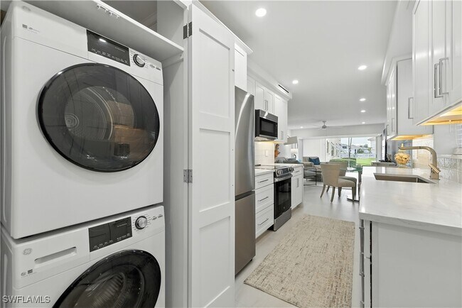 Building Photo - 3070 Gulf Shore Blvd N