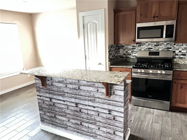 Building Photo - 431 Red Robin St