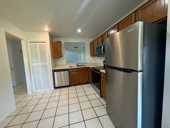 Building Photo - Spacious Home