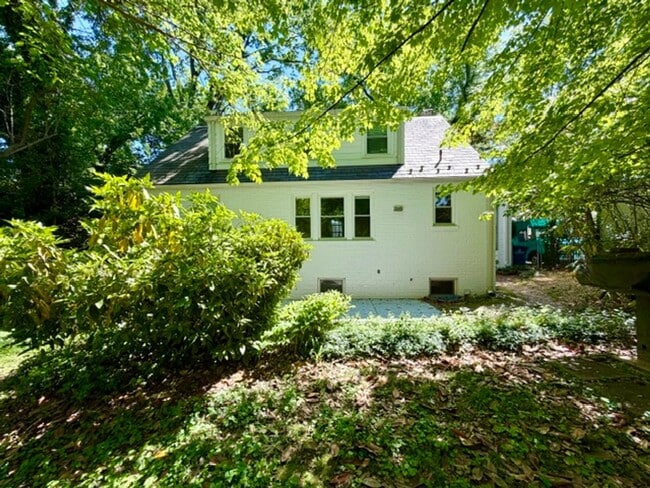 Building Photo - 811 Forest Glen Rd
