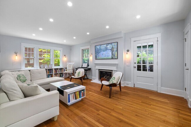 Building Photo - *Beautifully Updated & Spacious 4BD/3.5BA ...