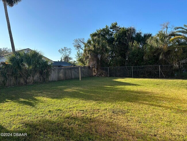 Building Photo - 736 White St