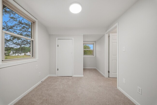Building Photo - 8037 Crescent Rd