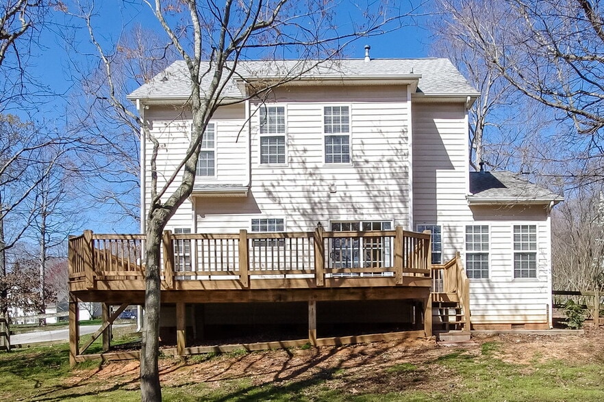 Building Photo - 3000 Linstead Dr