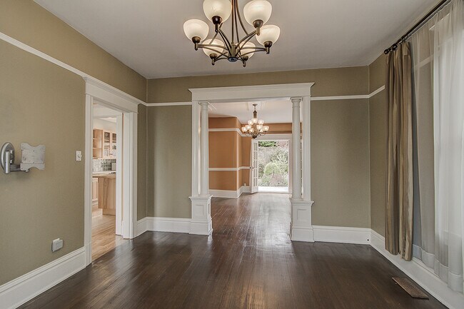 Building Photo - Great Queen Anne house located on the top of the hill 3bd 1.5 bath