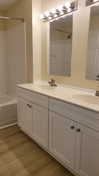 Master bathroom - 10820 Rumson Ct