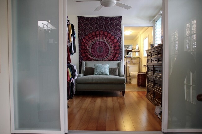 Building Photo - Very clean and spacious Studio with lots o...