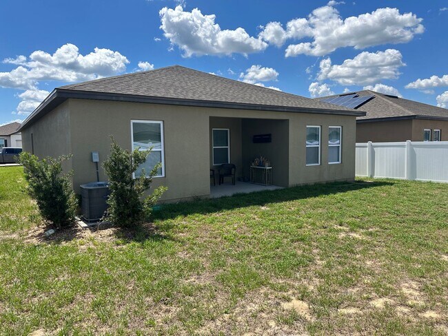 Building Photo - Private Back Yard! - 3 Bedroom 2 Bathroom ...