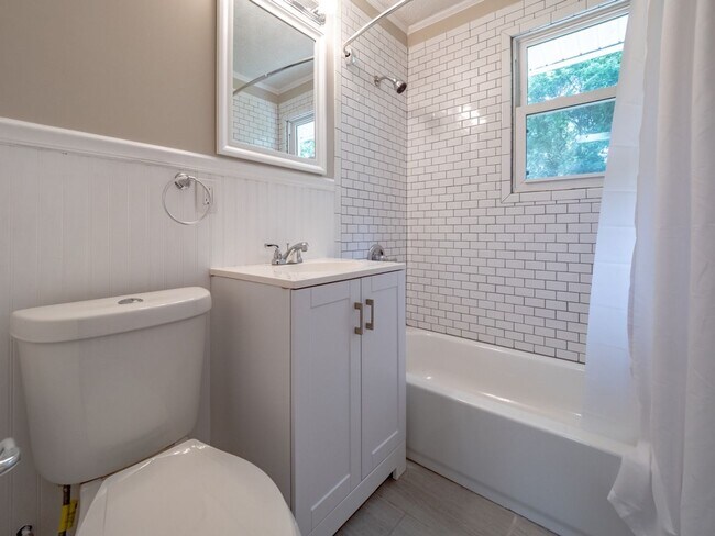 Building Photo - NEWLY RENOVATED DUPLEX UNIT