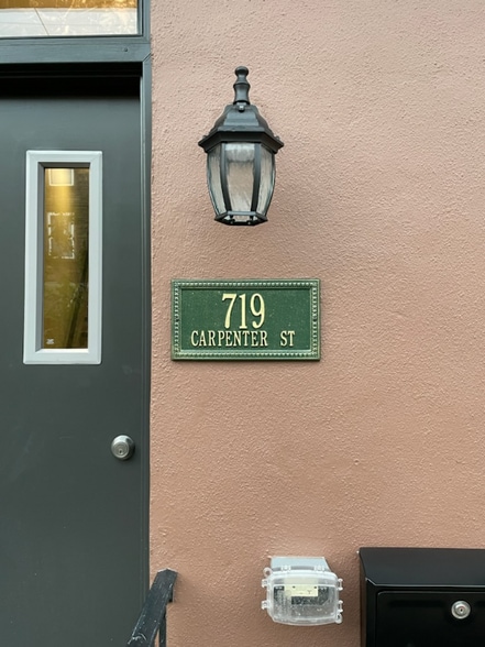 Building Photo - 719 Carpenter St