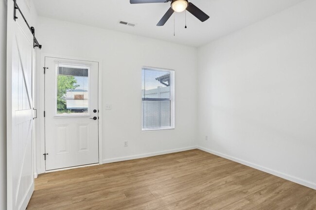 Building Photo - 1603 Parkview Dr