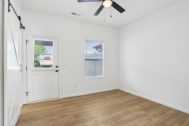 Building Photo - 1604 Parkview Dr