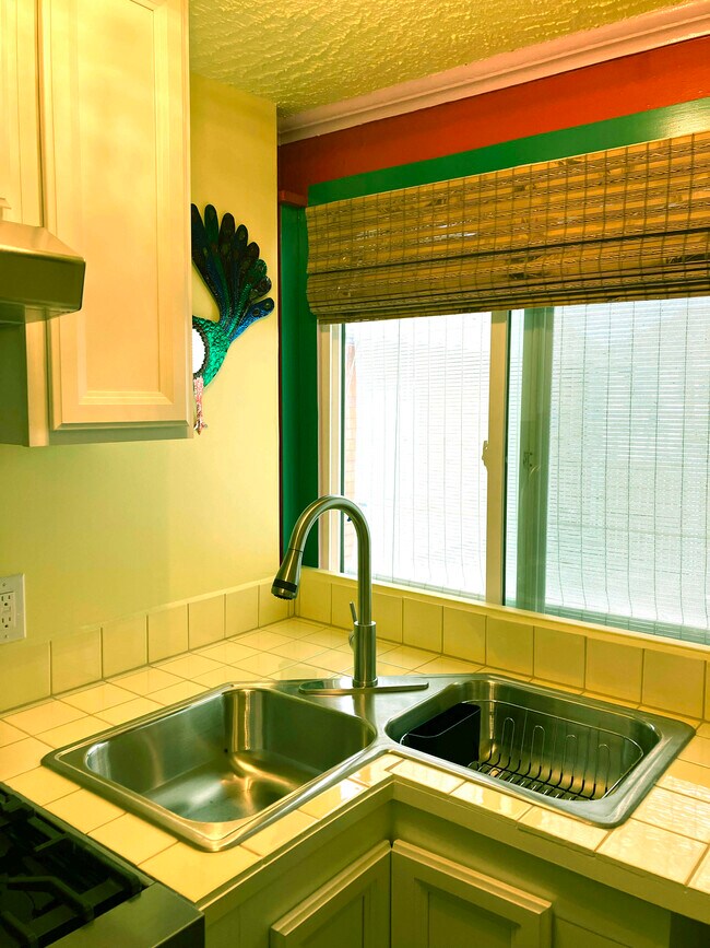 Building Photo - 2909 King St