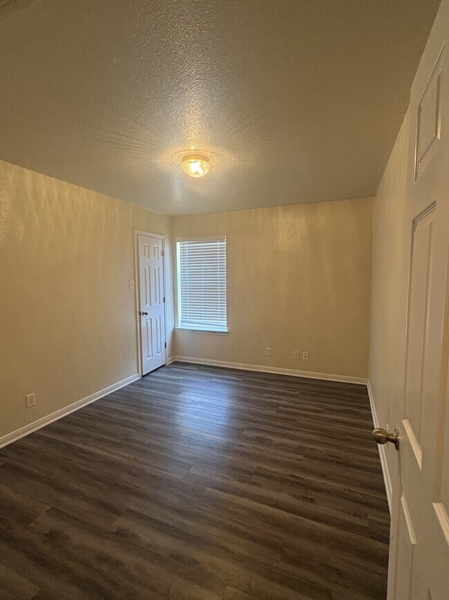 Building Photo - 1313 Cinch Dr