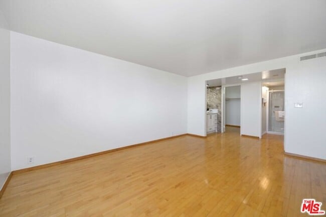 Building Photo - 10535 Wilshire Blvd