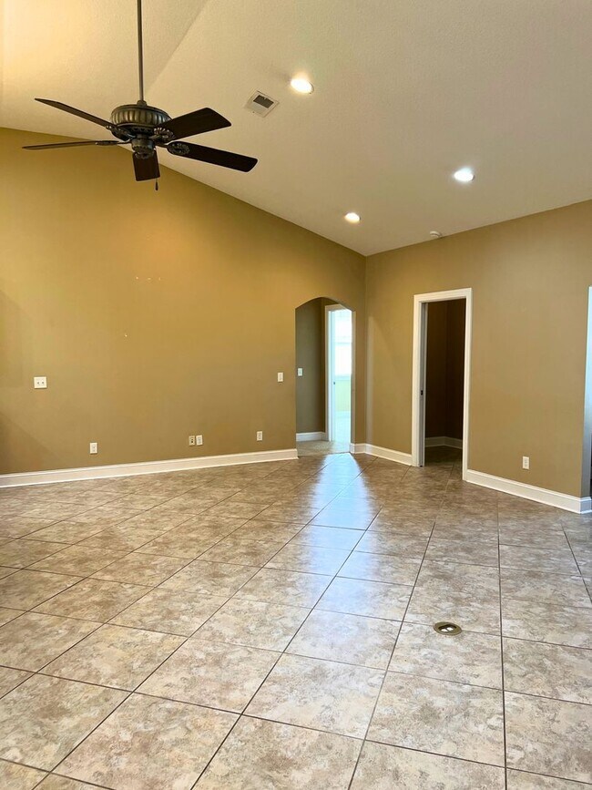 Building Photo - 4/2 with access to amenities, close to base!!