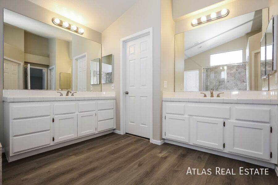 Building Photo - 1030 W Moorpoint Dr