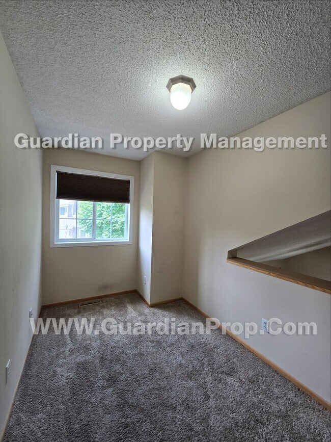 Building Photo - Plymouth Town Home, loft and private patio, master walk-in closet, Available Now!
