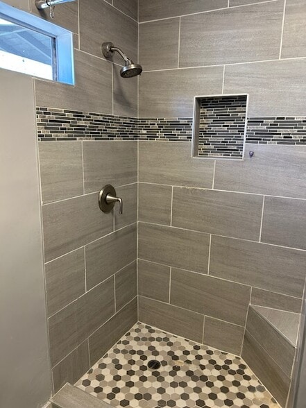 Walk in Shower - 2145 San Francisco Ave