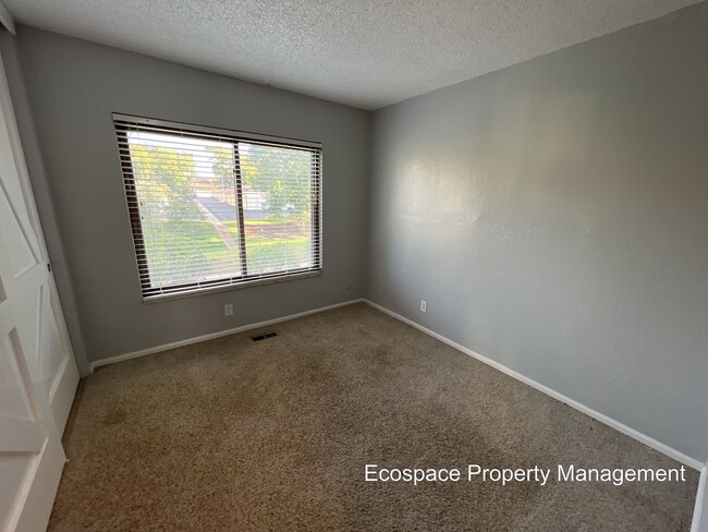 Building Photo - Beautiful Townhouse in Aurora's Mission Vi...