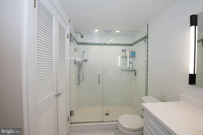 Building Photo - 1637 Oakwood Dr