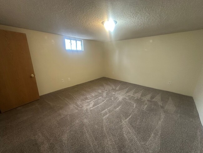 Building Photo - 2 bedroom, 1.5 bathroom, pet friendly home...