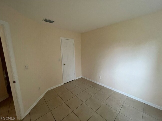 Building Photo - 606 SW 27th Terrace