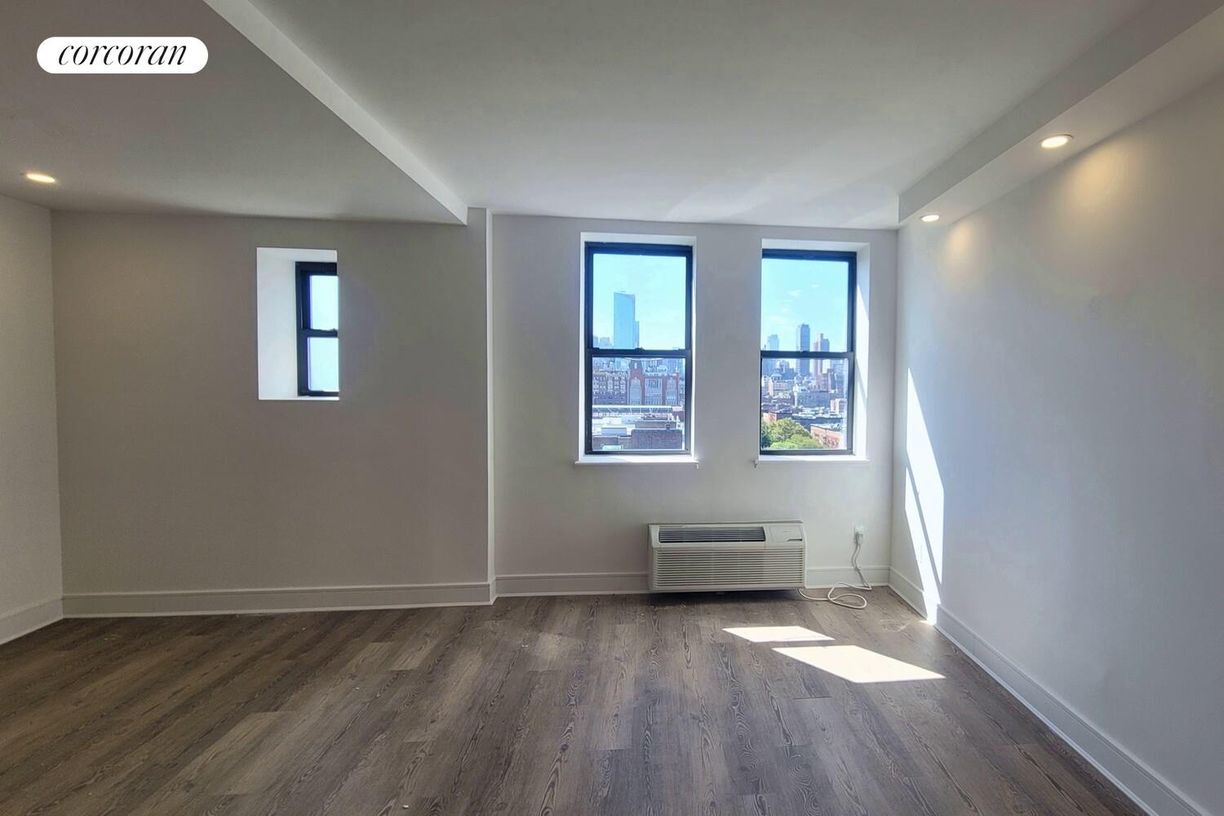 Building Photo - 45 W 81st St