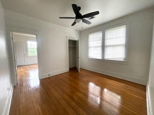 Building Photo - AVAILABLE JUNE 2026 Stunning 3 bed/2 bath ...